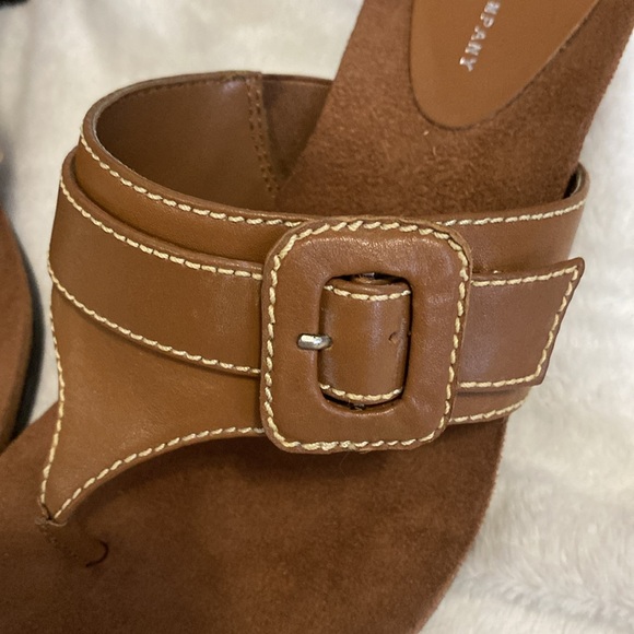 Womens size 9 tan leather thong low heeled sandals with buckle on the side. - Picture 8 of 9